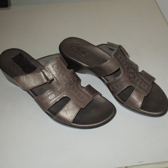 Clarks Bendables Womens Bronze Leather Wedge Sandal - Size 8M - Picture 2 of 7